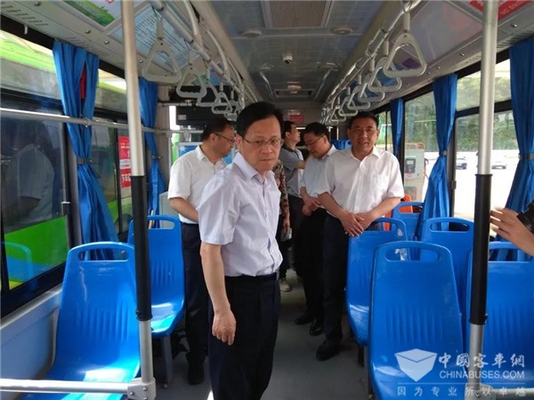 安徽省交通运输厅厅长章义对六安市区城乡公交一体化工作进行调研