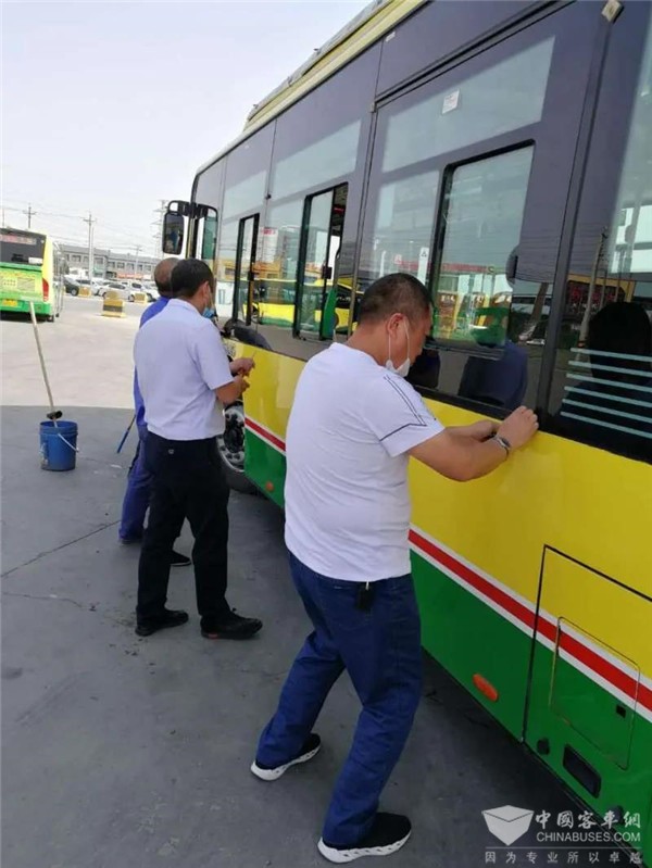 乌鲁木齐公交集团开展“两会”期间消除安全隐患 净化安全环境活动