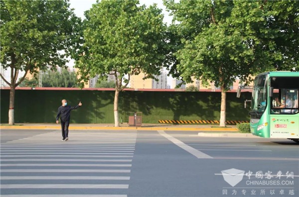 郑州公交实行“321”礼让法 “让”出文明新风尚