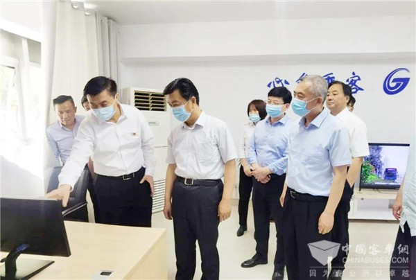 济南市人大常委会副主任李胜利到济南公交检查指导工作
