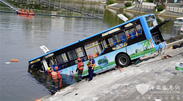 公交客车落水如何自救？这篇攻略或许能救命 