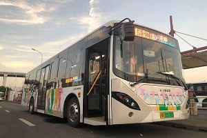 “兜着风就把恋爱谈了” 上海滨江1路公交车被打造成“七夕专列”