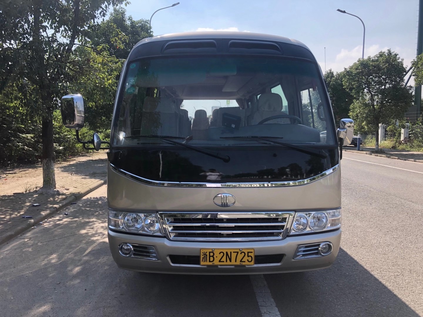 金龙中型客车牡丹19座仿考斯特