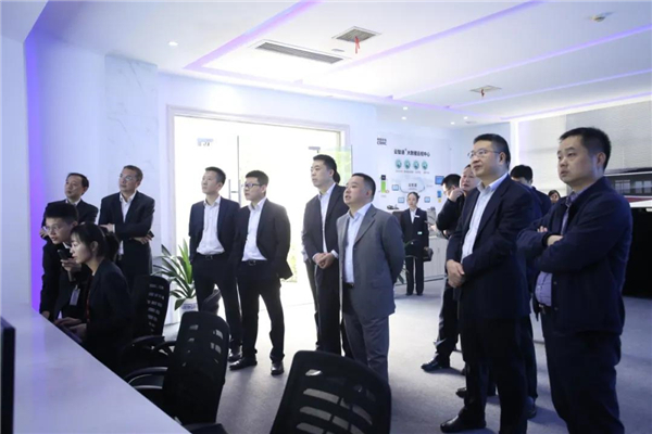 重庆交通开投集团总经理吴家宏一行赴中车电动调研