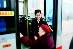 明年在山东满60岁可免费乘公交 不分国籍不分地域