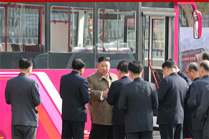 金正恩参观新型客车试制品，并仔细了解客车技术特性