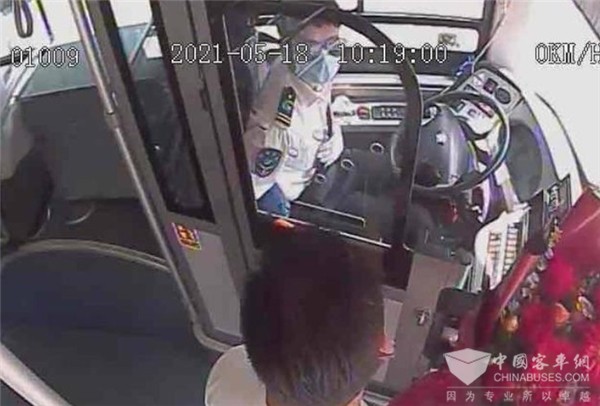 全国公交驾驶员关爱日 济南一位乘客为驾驶员送来鲜花