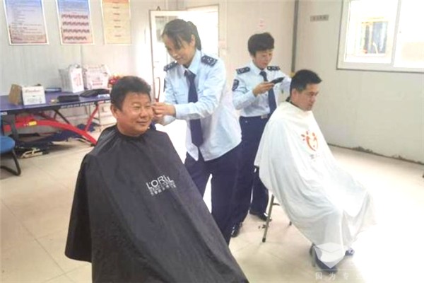 关爱公交驾驶员 青岛城阳巴士工会开展义务剪发