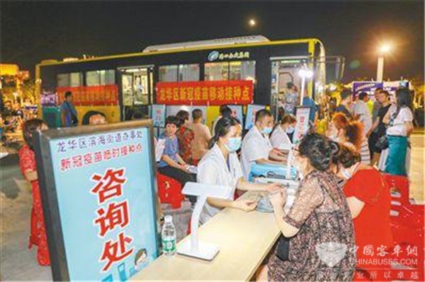 海南公交车“变身”疫苗接种点