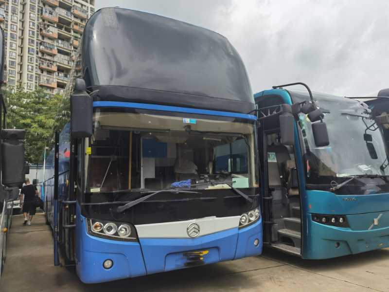 2012年8月 47座一层半旅游客运金旅6128型气囊车