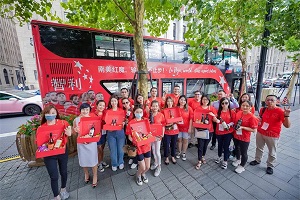 亚星双层观光巴士“南美红魔”亮相申城!