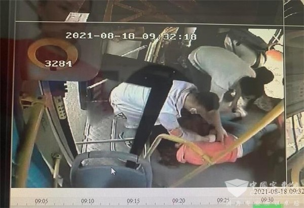 兰州一乘客突发疾病晕倒 公交车秒变“救护车”