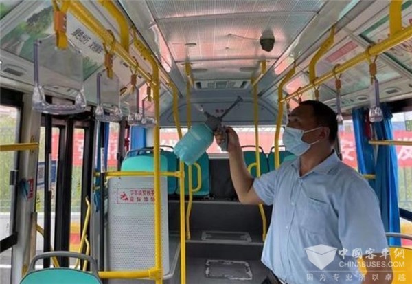 武汉：戴口罩、亮绿码、测体温……江夏公交为市民安全便捷出行保驾护航