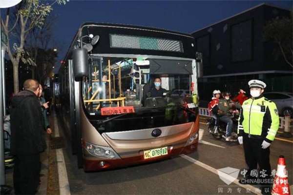 山东淄博：“定制公交”亮相中心城区