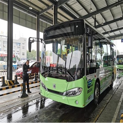 常德车管窗口“延时服务”，两天完成95辆公交车上牌任务