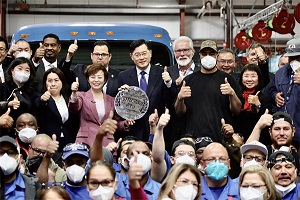 中国驻美大使秦刚到访比亚迪美国工厂 为比亚迪“充电”