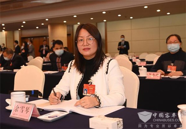 全国人大代表余雪琴：建议提升公交车驾驶员的职业荣誉感