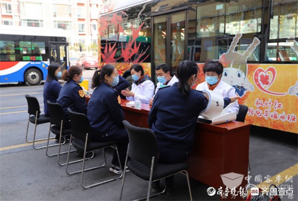 长沙公交集团开展“关爱夕阳红、关爱红领巾”活动