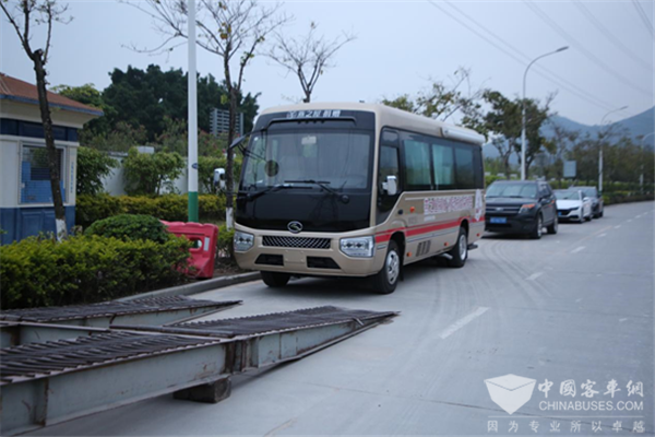 灵活机动 快速响应！金龙移动核酸采样车星夜驰援上海