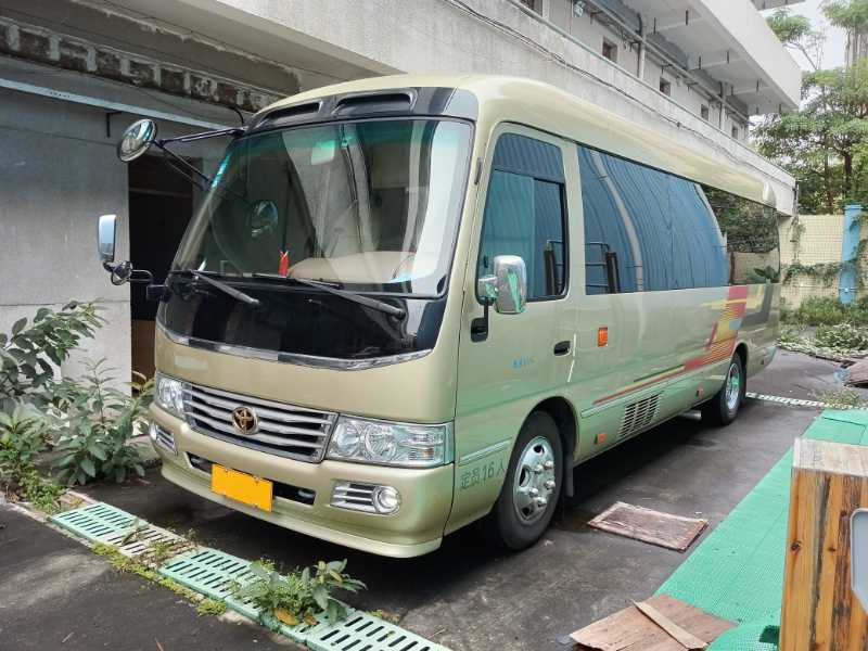 2020年准新车16座非营运汽油丰富配置考斯特