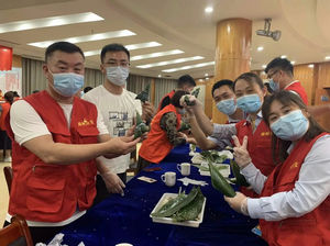 郑州公交：粽叶飘香 情浓端午 志愿者开展端午节助残志愿服务活动