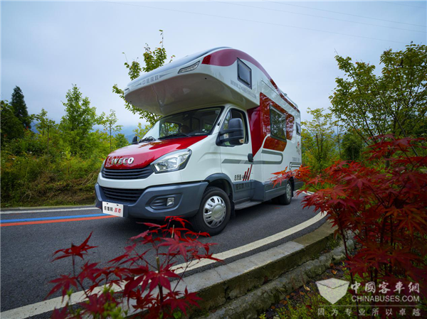 与依维柯房车一起 开启夏日露营的惬意旅程