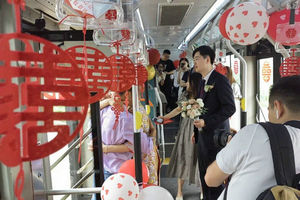 盐城公交：公交车变婚车—“低碳”迎亲诠释别样浪漫
