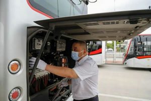 久事公交：烈日下的坚守丨与“热浪”同行的公交人