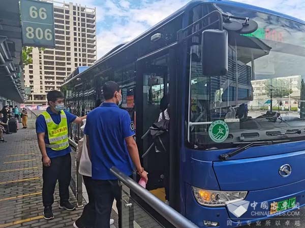 青岛真情巴士 青年志愿者 服务活动