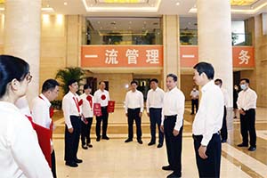 李小鹏会见交通运输系统受表彰全国人民满意公务员及集体代表