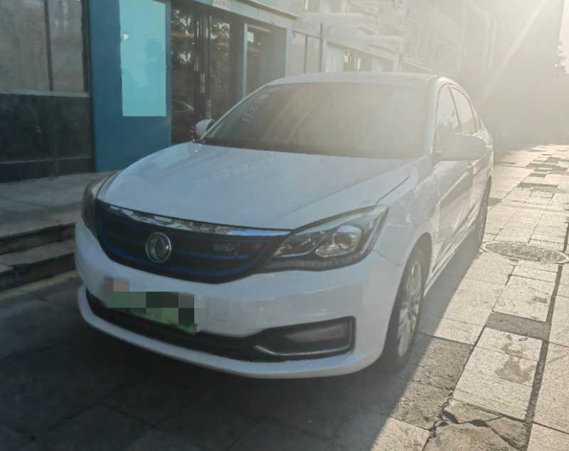  风神牌新能源纯电动小型轿车