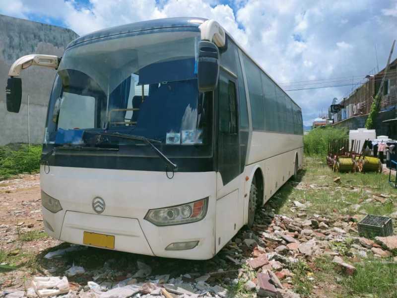 2015年国四54座12米金旅气囊中门客车