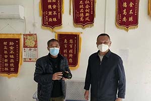 拾金不昧 武汉公交驾驶员捡到遗失万元相机及时归还