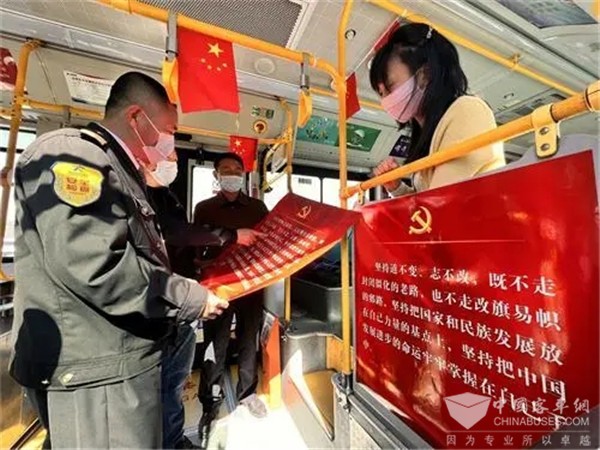 流动党建课堂 “二十大主题宣传车”青岛开跑