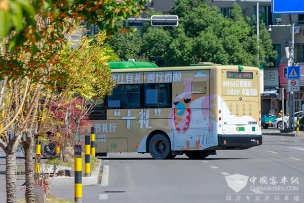浙江有礼 善行泰顺 主题公交车