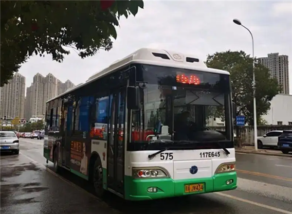 武汉公交集团：微公交穿街走巷 走近市民家门口