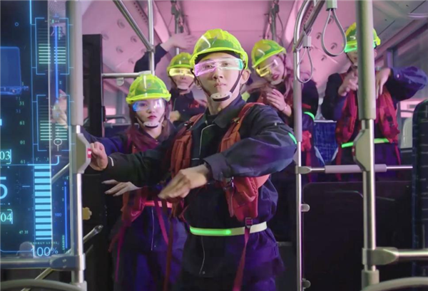 当赛博朋克遇上足球盛会，宇通这条视频成功“破圈”！