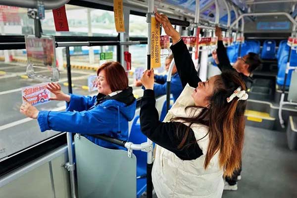 普及消防安全知识 太原公交电车分公司消防主题公交车亮相