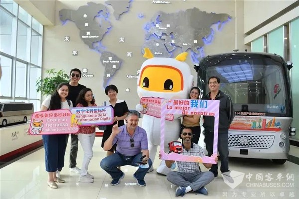 聚焦！外媒代表团走进金龙客车，感受民族品牌智造创新魅力