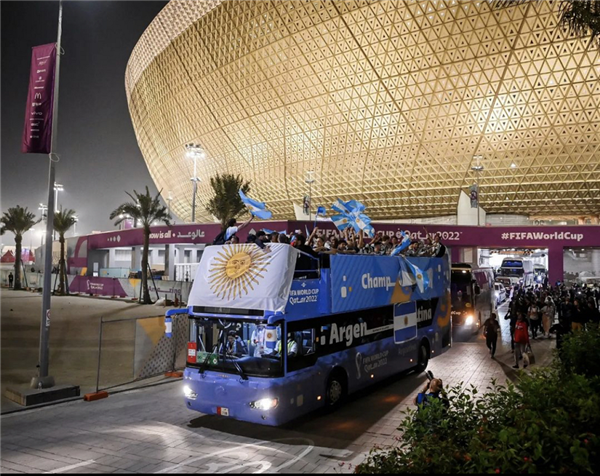 阿根廷夺冠！梅西率队乘苏州金龙海格双层巴士沿卢赛尔达大道巡游