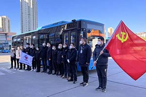 完成紧急医疗运输工作 无锡公交集团驾驶员变身“120”转运员