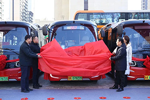 定制50台纯电动迷你车型 济南公交首条小巷公交“红墩墩”投运