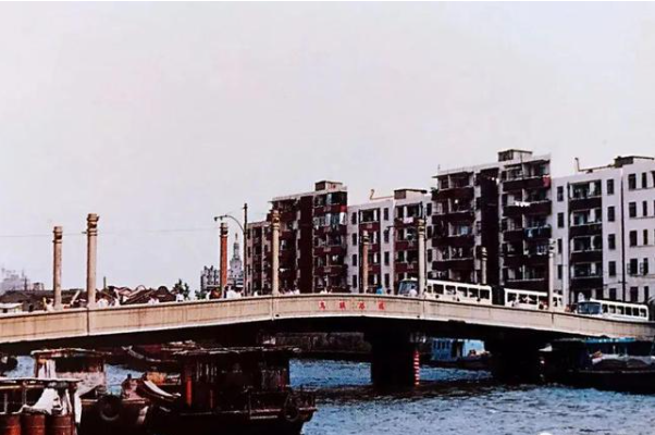 “三点发车调度法”曾缓解了上海公交大客流