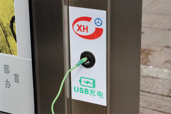 兴化公交站台新添免费便民“神器”！