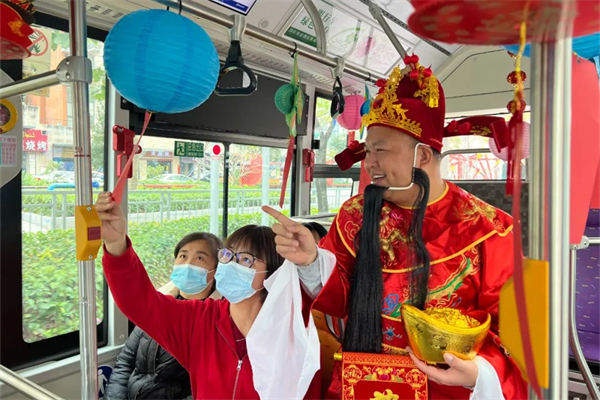 深圳东部公交N种惊喜玩法打造“庆元宵”主题车厢