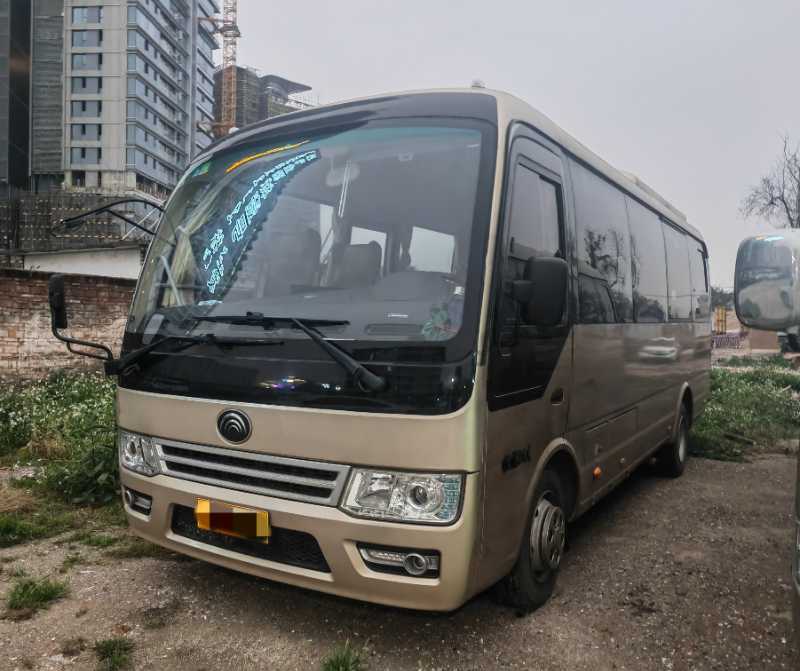 广州牌28座非营运国五封闭窗外摆门宇通6729客车