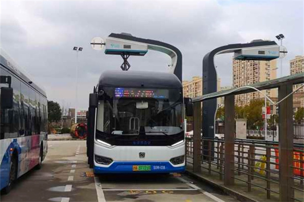 金高公交首个快充站投入使用,充电几分钟就能“跑一圈”