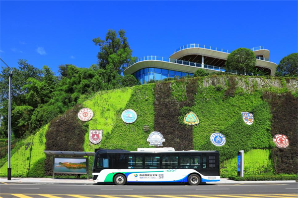 重庆用“黑科技”宠市民上热搜：公交车尾屏可显示前方红绿灯信息