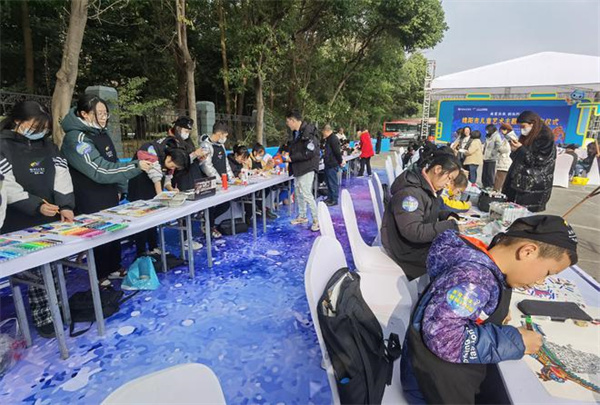 童“画”未来:涪城区举行“美育未来 拥抱科技城”儿童主题艺术公交节