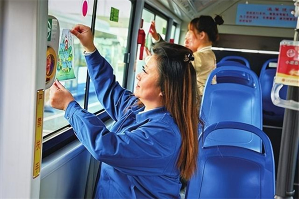 太原公交车设置“抬头族”专座，邀乘客关注窗外美景